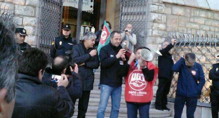 Los representantes sindicales se concentran frente a las cortes para protestar contra el trato que ha recibido el sector de las Cajas de Ahorros.